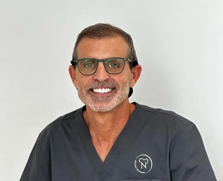 Dr. Manuel González Poyato, dentista en Clínica Dental Nàcar