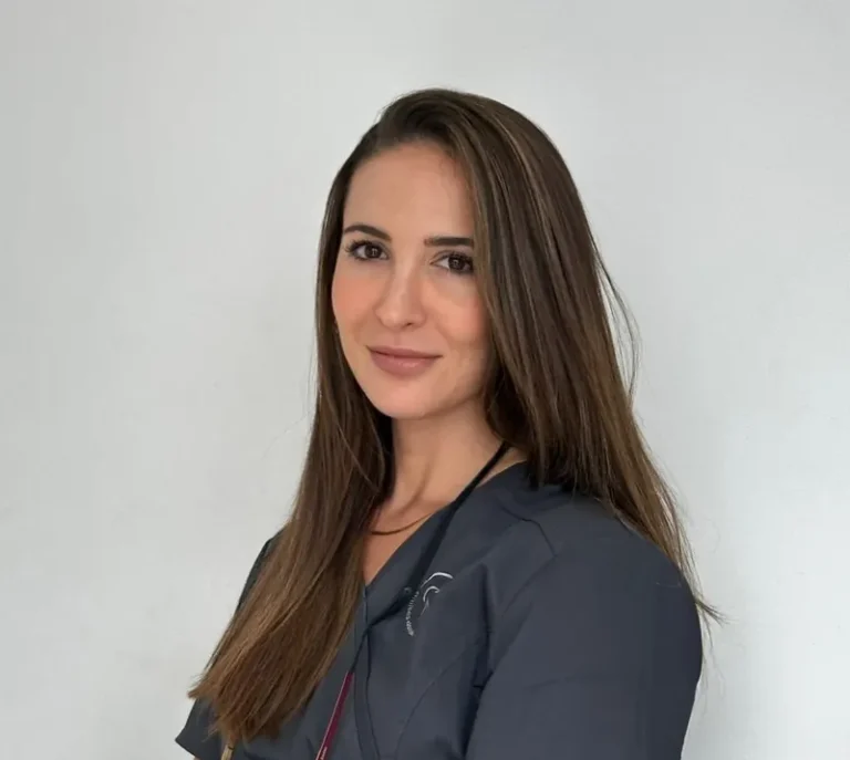 Dra. Elba Ladrón de Guevara, dentista en Clínica Dental Nàcar